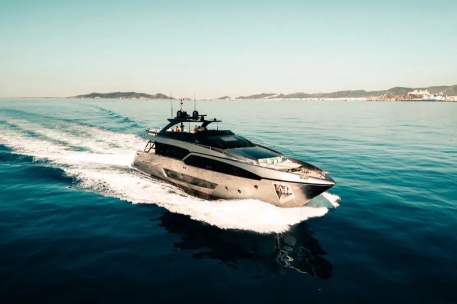 Ella — Un chef-d'œuvre de la navigation — sophistication et distinction en haute mer.