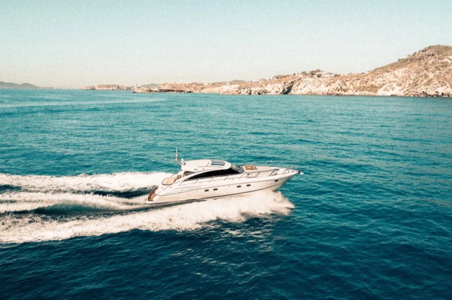 Manbero II — Líneas elegantes y modernas que ofrecen una experiencia inolvidable a bordo.